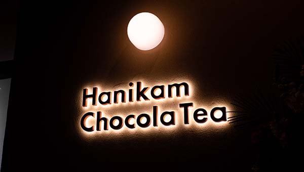 独創的なチョコレートドリンクが楽しめる Hanikam Chocola Tea (ハニカムショコラッティー) のデザインディレクションを手がけました。