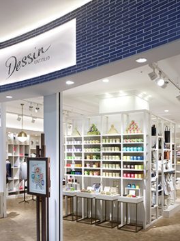 総合ファッションサービスグループ、ワールドグループのファッションブランド「Dessin UNTITLED（デッサン アンタイトル）」が展開する店舗、デッサン アンタイトルのイオンモール幕張新都心店の店舗デザイン、内装、VMD