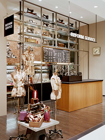 アパレルの店舗デザイン内装プロデュース事例｜ワールドグループのFLAXUS（フラクサス）イオンモール名取店の店舗画像