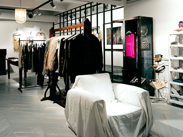 総合ファッションサービスグループ、ワールドグループのレディースブランド「foundfles（ファウンドフレス）」が展開する店舗、ファウンドフレス代官山店の店舗デザイン、内装、VMD