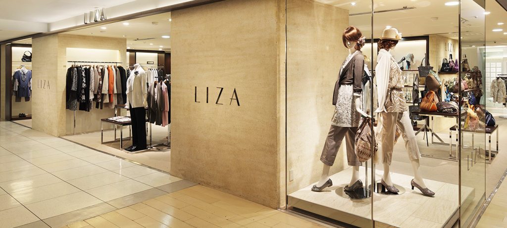 総合ファッショングループ、ワールドグループのミセスストア「LIZA（リザ）」が展開する店舗、リザ松屋銀座店の店舗デザイン、内装、VMD