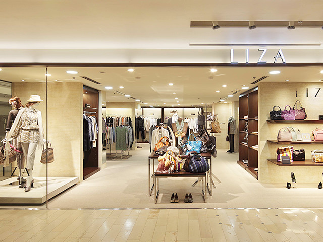 総合ファッショングループ、ワールドグループのミセスストア「LIZA（リザ）」が展開する店舗、リザ松屋銀座店の店舗デザイン、内装、VMD