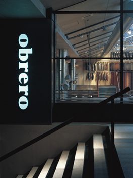 アパレルの店舗デザイン内装プロデュース事例｜ワールドグループのObrero & rincon del obrero（オブレロ＆リンコン デル オブレロ）渋谷店の店舗画像