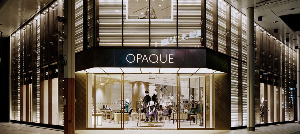 総合ファッションサービスグループ、ワールドグループのファッションストア「OPAQUE（オペーク）」が展開する店舗、オペーク広島店の店舗デザイン、外観、VMD