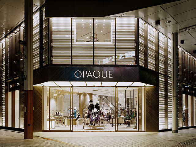 総合ファッションサービスグループ、ワールドグループのファッションストア「OPAQUE（オペーク）」が展開する店舗、オペーク広島店の店舗デザイン、外観、VMD
