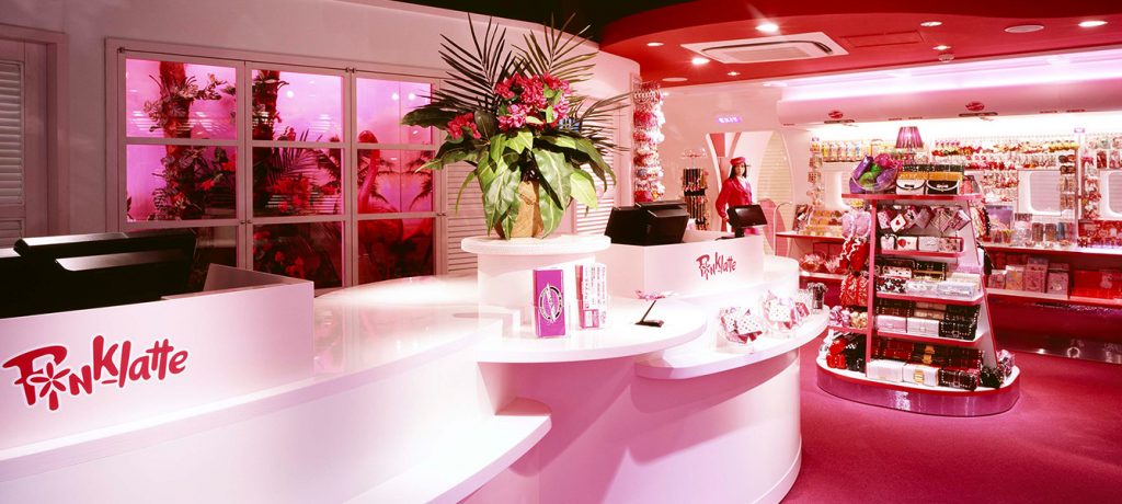 総合ファッションサービスグループ、ワールドグループのファッションブランド「PINK-latte（ピンクラテ）」が展開する店舗、ピンクラテ原宿店の店舗デザイン、内装、VMD