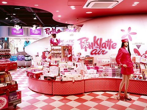 総合ファッションサービスグループ、ワールドグループのファッションブランド「PINK-latte（ピンクラテ）」が展開する店舗、ピンクラテ原宿店の店舗デザイン、内装、VMD