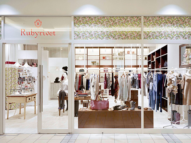 総合ファッションサービスグループ、ワールドグループのレディースブランド、「Rubyrivet（ルビーリベット）」の店舗デザイン、内装、VMD