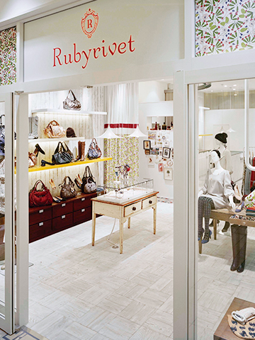 総合ファッションサービスグループ、ワールドグループのレディースブランド、「Rubyrivet（ルビーリベット）」の店舗デザイン、内装、VMD
