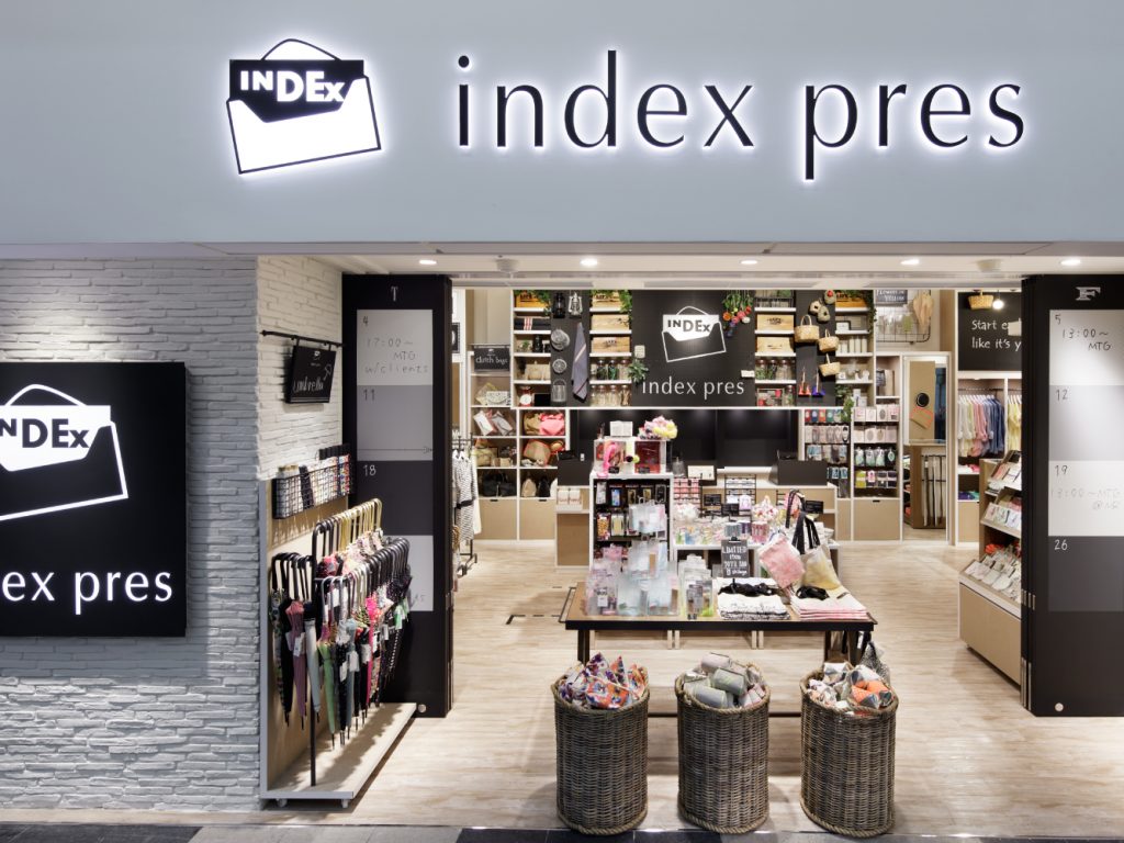 総合ファッションサービスグループ、ワールドグループのファッションブランド「index（インデックス）」が展開する店舗、インデックスプレ渋谷東急東横店の店舗デザイン、内装、VMD、グラフィックデザイン