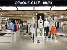 総合ファッションサービスグループ、ワールドグループのファッションブランド「OPAQUE.CLIP（オペークドットクリップ）」が展開する店舗、オペークドットクリップJR名古屋タカシマヤ店の店舗デザイン、内装、VMD