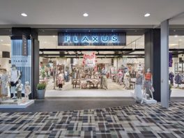 総合ファッションサービスグループ、ワールドグループのストア「FLAXUS（フラクサス）」が展開する店舗、フラクサス広島店の店舗デザイン、外観、VMD
