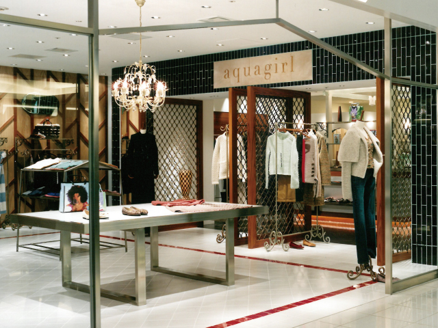 総合ファッショングループ、ワールドグループのレディースブランド「aquagirl（アクアガール）」が展開する店舗、アクアガール丸の内店の店舗デザイン、内装、VMD