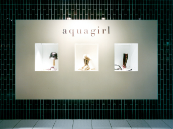 総合ファッショングループ、ワールドグループのレディースブランド「aquagirl（アクアガール）」が展開する店舗、アクアガール丸の内店の店舗デザイン、内装、VMD