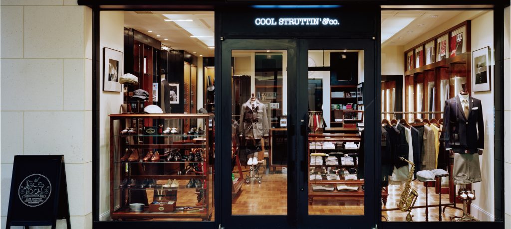 総合ファッションサービスグループ、ワールドグループのメンズブランド、「COOL STRUTTIN'&co.（クールストラティン）」の店舗デザイン、外観、VMD
