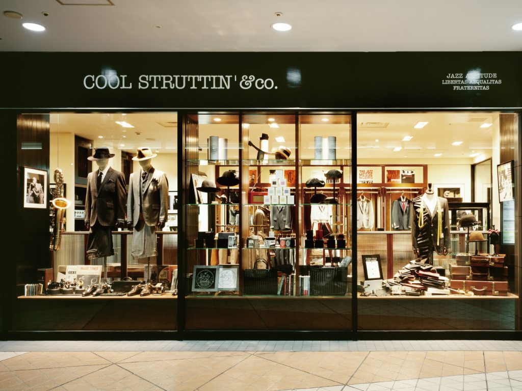総合ファッションサービスグループ、ワールドグループのメンズブランド、「COOL STRUTTIN'&co.（クールストラティン）」の店舗デザイン、外観、VMD