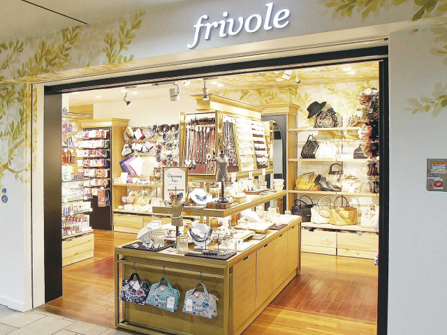 総合ファッションサービスグループ、ワールドグループのファッションブランド「frivole（フリヴォル）」が展開する店舗、フリヴォル表参道店の店舗デザイン、外観、VMD