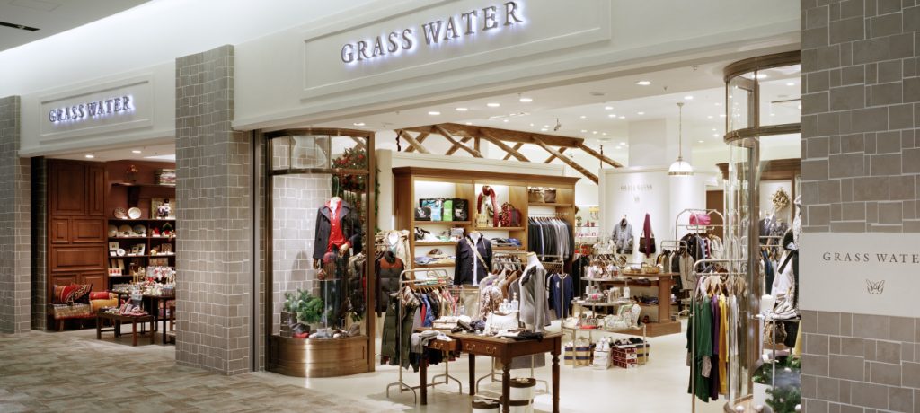 総合ファッションサービスグループ、ワールドグループのファッションブランド「GRASS WATER（グラスウォーター）」が展開する店舗 、グラスウォーター阪急西宮ガーデンズ店の店舗デザイン、外観、VMD