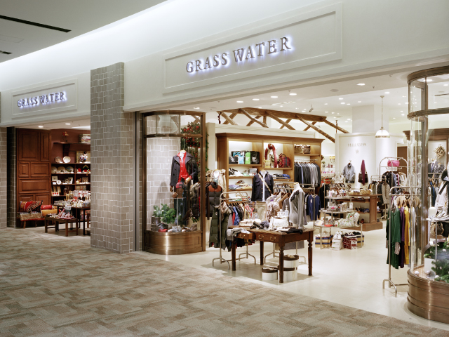 総合ファッションサービスグループ、ワールドグループのファッションブランド「GRASS WATER（グラスウォーター）」が展開する店舗 、グラスウォーター阪急西宮ガーデンズ店の店舗デザイン、外観、VMD