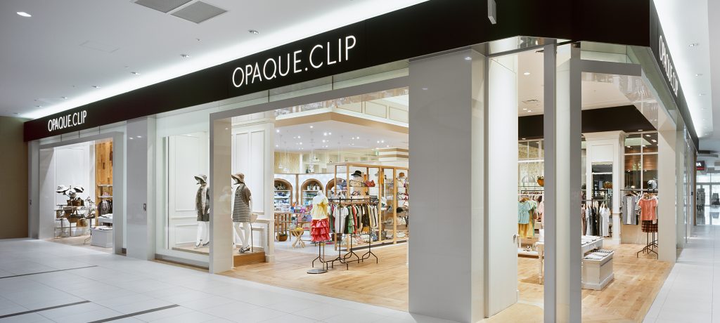 総合ファッションサービスグループ、ワールドグループのファッションストア「OPAQUE.CLIP（オペークドットクリップ）が展開する店舗、オペークドットクリップ イーアスつくば店の店舗デザイン、外観、VMD