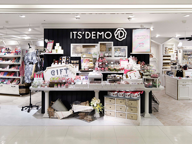 アパレルの店舗デザイン内装プロデュース事例｜ワールドグループのITS'DEMO（イッツデモ）横浜ジョイナス店の店舗画像