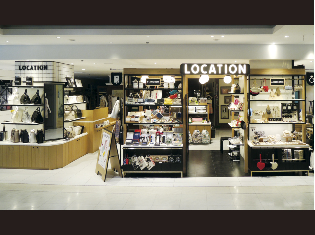 総合ファッションサービスグループ、ワールドグループの雑貨ブランド「LOCATION（ロケーション）」の店舗デザイン、外観、VMD