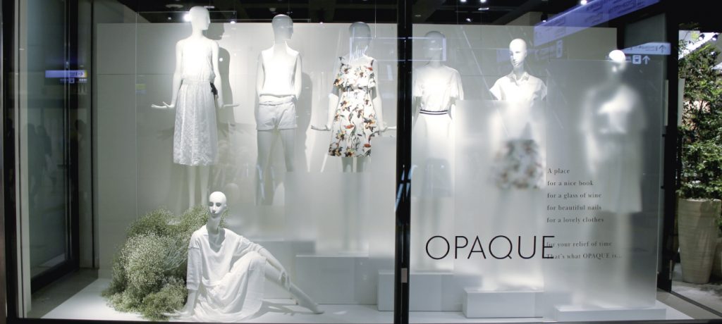 総合ファッションサービスグループ、ワールドグループのファッションストア「OPAQUE（オペーク）」が、ルクア大阪にて展開する店舗、オペーク大阪店のVMD、ディスプレイ画像