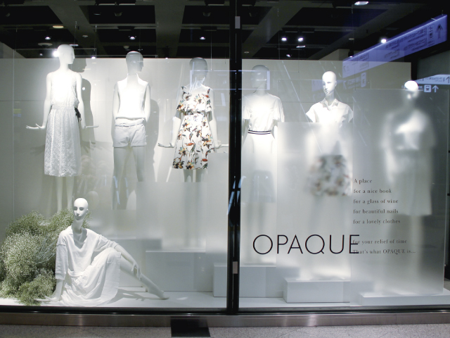総合ファッションサービスグループ、ワールドグループのファッションストア「OPAQUE（オペーク）」が、ルクア大阪にて展開する店舗、オペーク大阪店のVMD、ディスプレイ画像