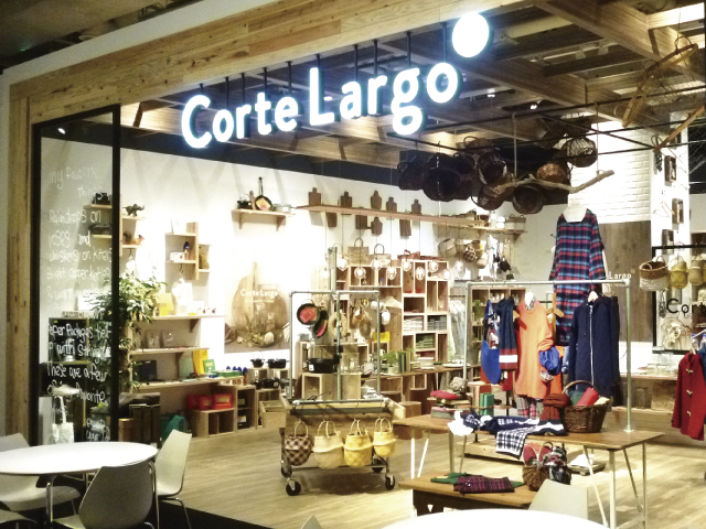 総合ファッションサービスグループ、ワールドグループのファッションブランド「Corte Largo（コルテラルゴ）」の展示会、VMD、ディスプレイ画像