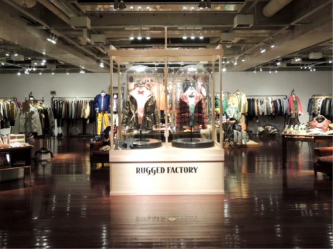 総合ファッションサービスグループ、ワールドグループのファッションブランド「RUGGED FACTORY（ラギッドファクトリー）」の展示会、VMD、ディスプレイ画像
