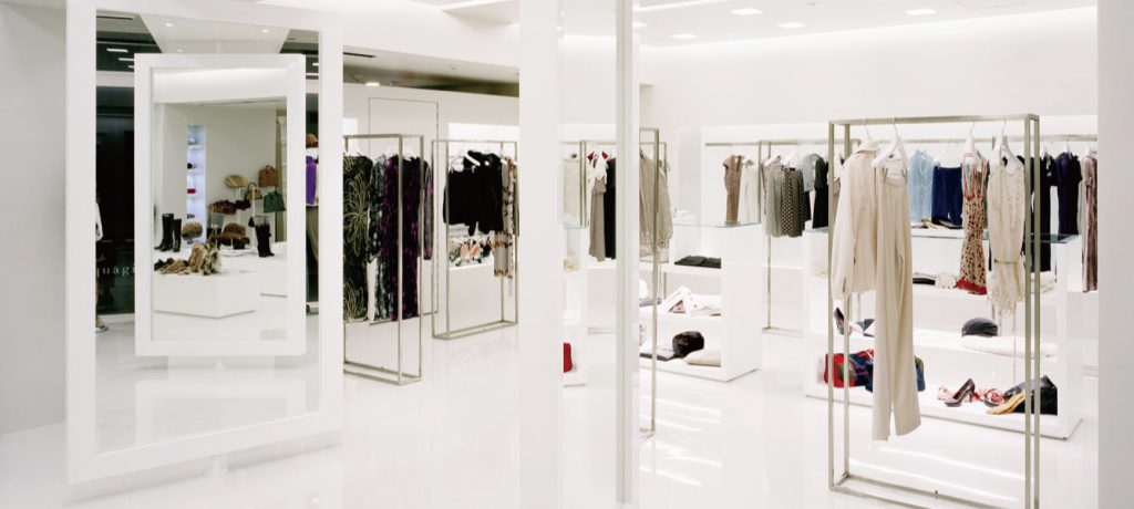 総合ファッションサービスグループ、ワールドグループのレディースブランド「aquagirl（アクアガール）」が展開する店舗、ラ・グラン アクアガール青山店の店舗デザイン、内装、VMD