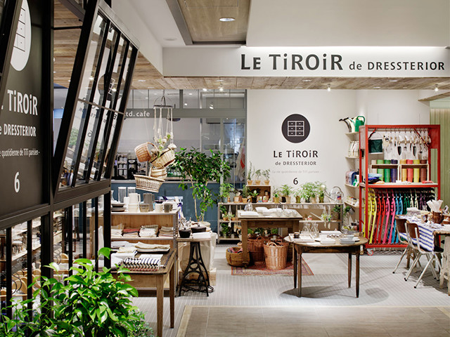 総合ファッションサービスグループ、ワールドグループのファッションブランド「Le tiroir de dressterior（ル ティロワ ドゥ ドレステリア）」が展開する店舗、ルティロワドゥドレステリア二子玉川店の店舗デザイン、内装、VMD