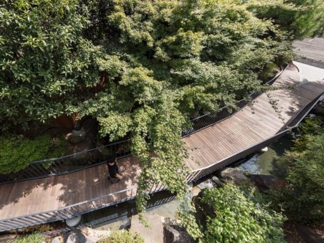 富士野屋旅館のメインエントランスと繋がる橋の画像