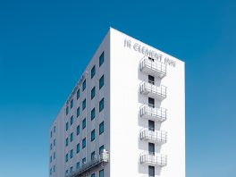 株式会社JR四国ホテルズが運営するクレメント イン 今治ホテルの内装設計、FFE、朝食会場のサインデザインを株式会社ワールドスペースソリューションズが手がけました。